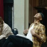 Dwoje aktorów próbuje emocjonalną scenę na scenie teatru