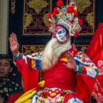 Wietnamski śpiewak operowy w barwnym, tradycyjnym kostiumie