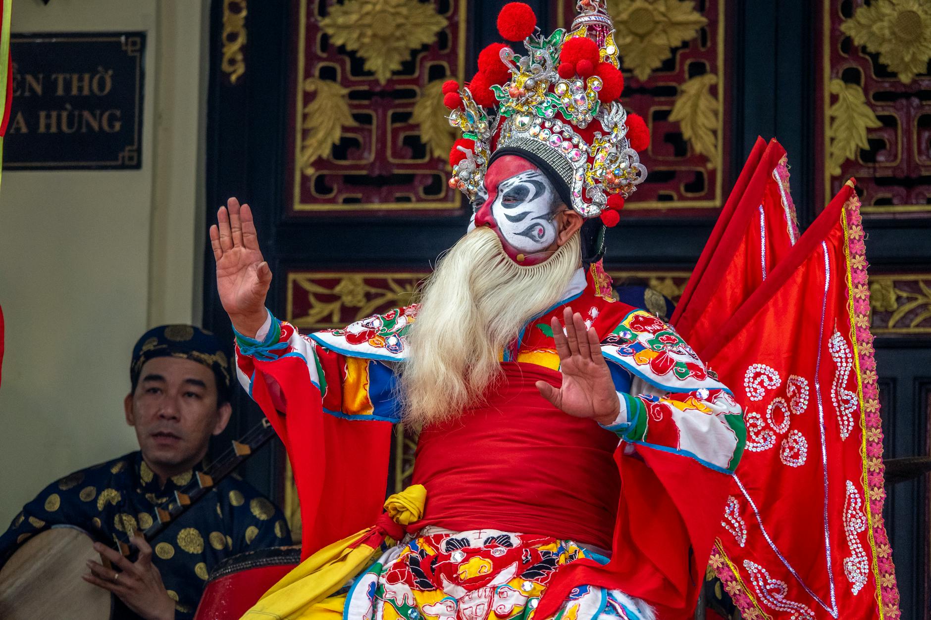 Wietnamski śpiewak operowy w barwnym, tradycyjnym kostiumie