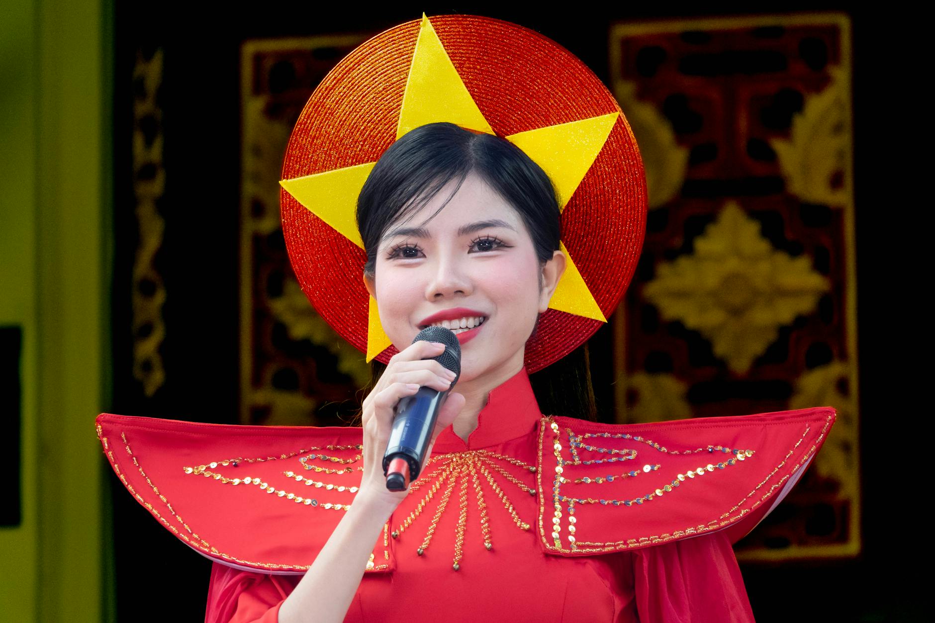 Wokalistka wyraża złość w śpiewie w studiu nagraniowym