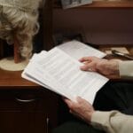 Aktor w garderobie za kulisami przegląda scenariusz przed próbą