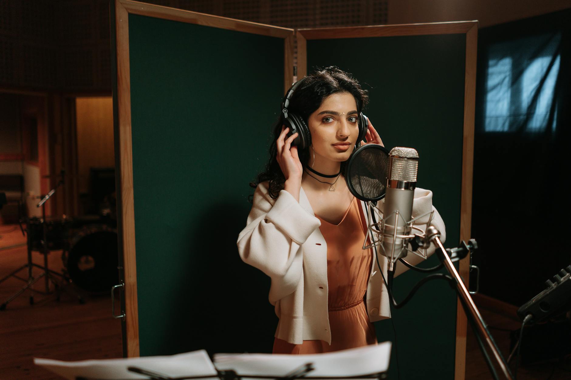 Wokalistka nagrywa głos w profesjonalnym studiu muzycznym
