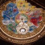 Fresk Chagalla i żyrandol w neobarokowym wnętrzu Palais Garnier