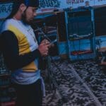 Muzyk w studiu nagrywa dźwięk smartfonem wśród instrumentów