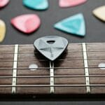 Podstrunnica gitary z kolorowymi kostkami na ciemnym tle