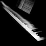 Rozmyte klawisze fortepianu w czarno-białym artystycznym ujęciu