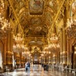 Złote, barokowe wnętrze opery Palais Garnier w Paryżu