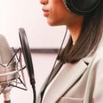 Wokalistka nagrywa szybki pop przy mikrofonie w studiu