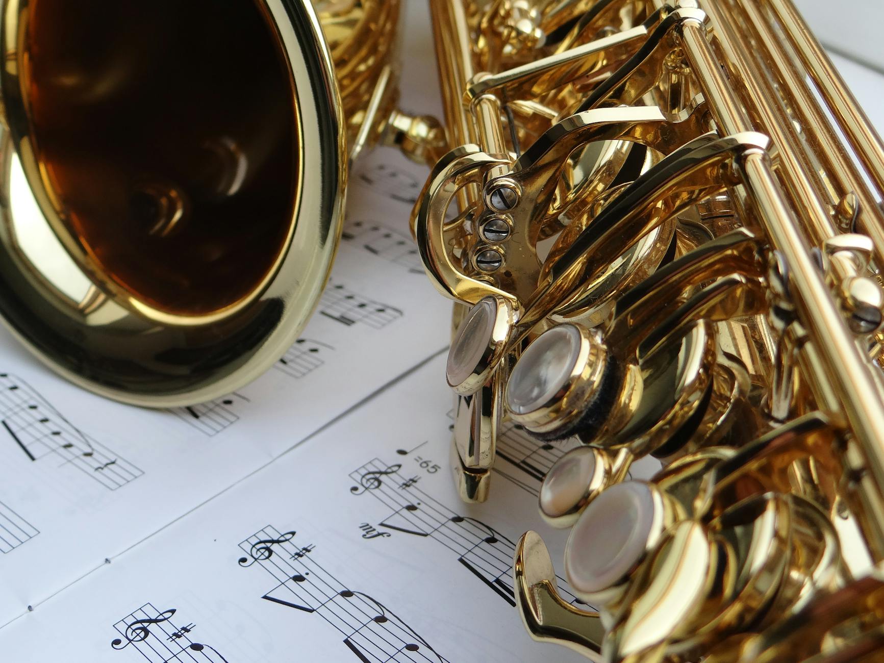 Saksofon jazzowy leżący na nutach standardów jazzowych