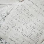 Nutowy zapis akordów gitarowych ułożony na płaskiej powierzchni
