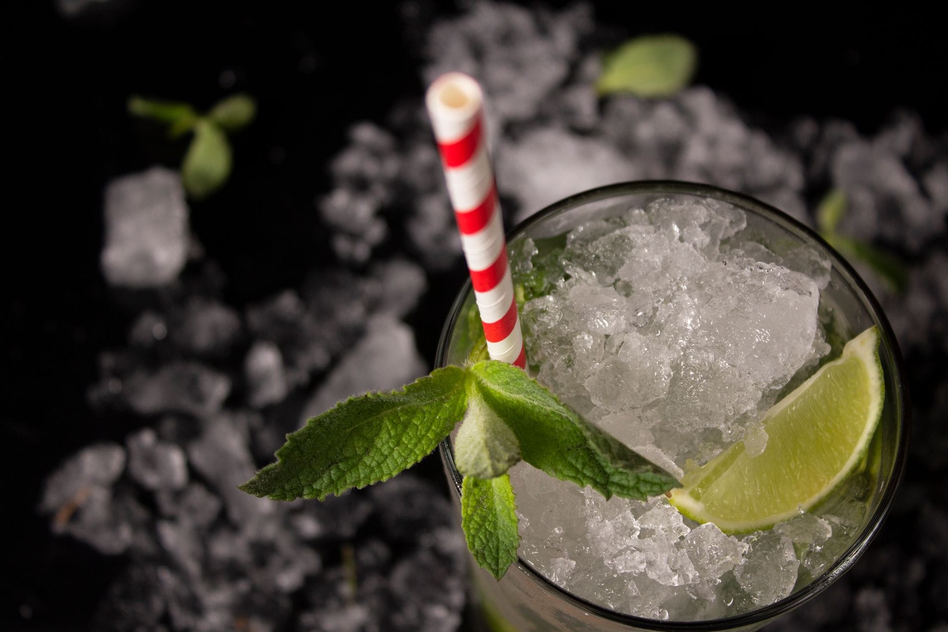 Koktajl mojito z miętą, lodem i plasterkiem limonki z bliska