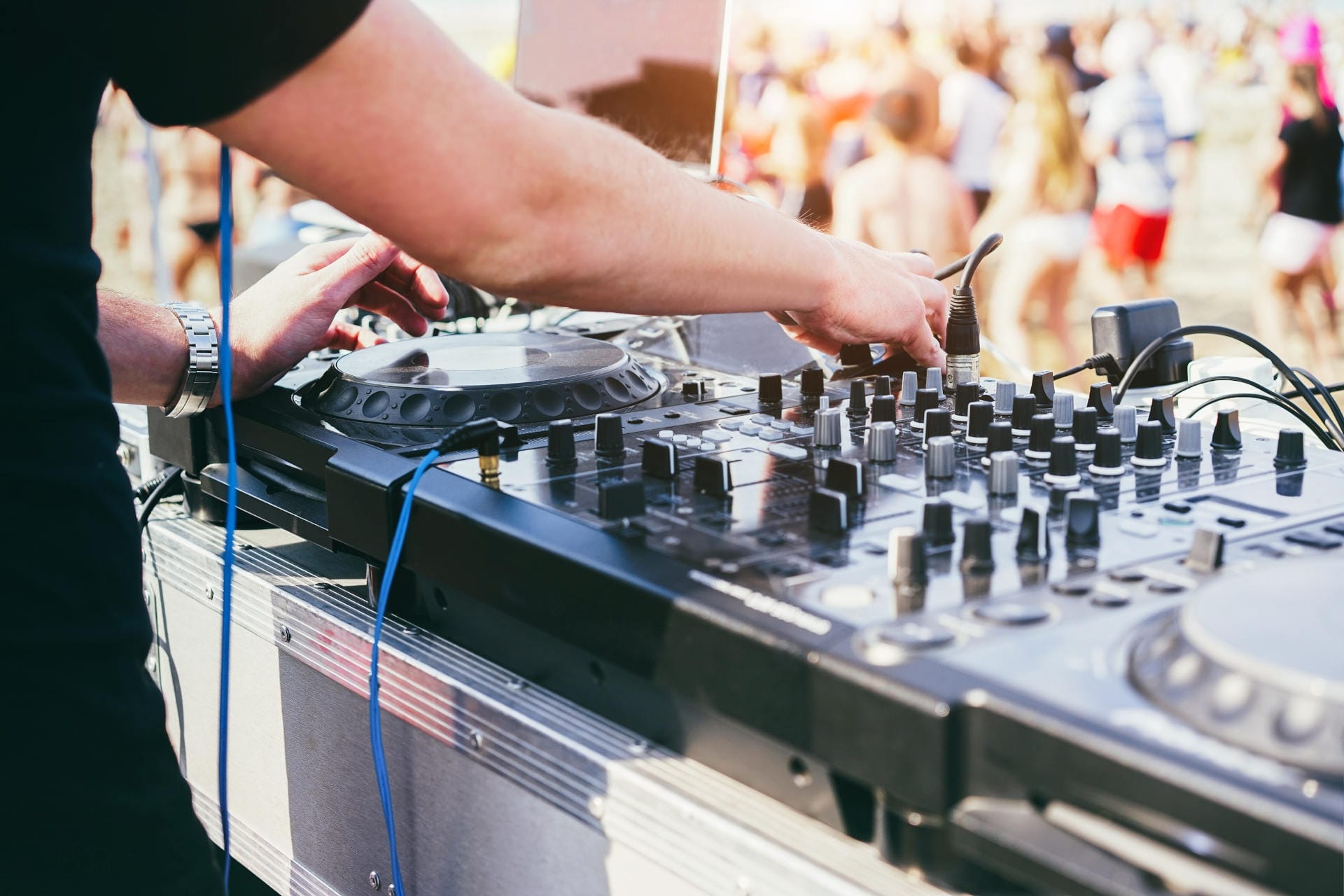 Czy DJ musi znać podstawy teorii muzyki? O rytmie, tempie i budowaniu nastroju