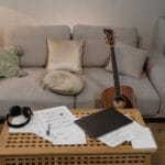 Gitara akustyczna leżąca na sofie w przytulnym domowym wnętrzu
