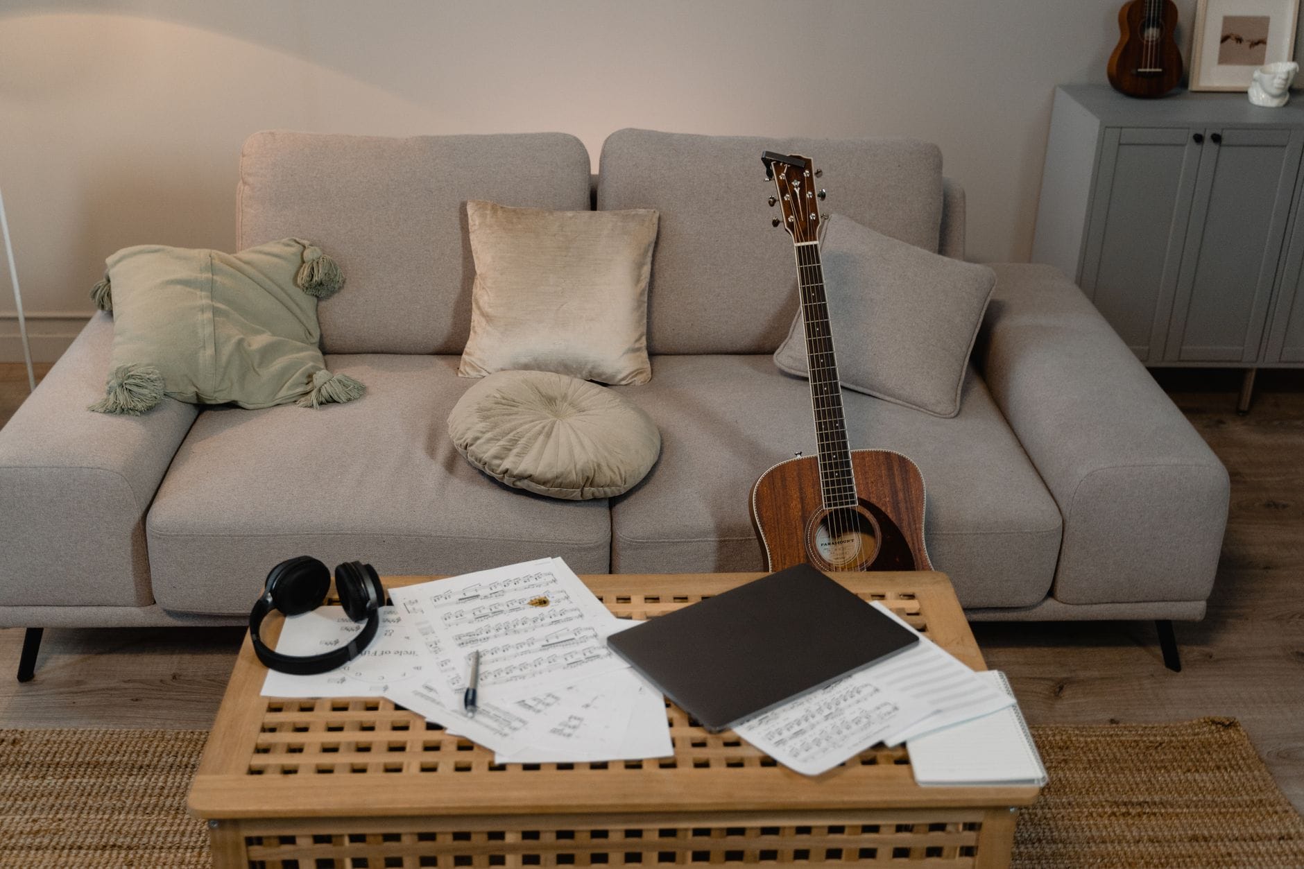 Gitara akustyczna leżąca na sofie w przytulnym domowym wnętrzu