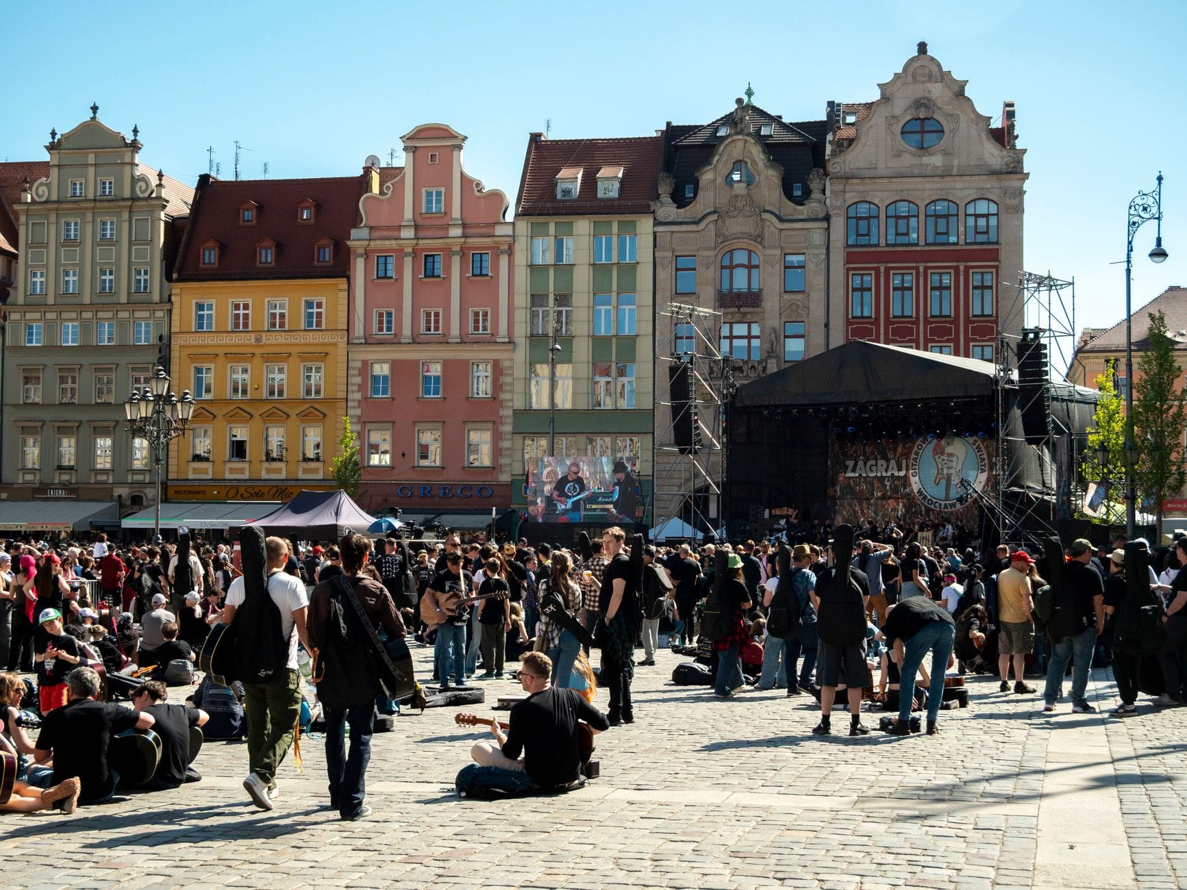 Jak wybrać struny do gitary pod styl śpiewania: ballady, pop, rock