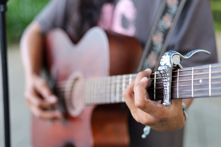 Muzyk grający na gitarze akustycznej na świeżym powietrzu w Manili